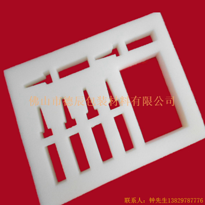 海綿內(nèi)托對(duì)各行各業(yè)產(chǎn)品起到絕緣、密封、防震、防塵、填充、隔音、固定，能夠保護(hù)包裝產(chǎn)品在運(yùn)輸過(guò)程中安然無(wú)恙，起到保護(hù)產(chǎn)品的一個(gè)作用，同時(shí)可以美化產(chǎn)品，提升產(chǎn)品檔次。
